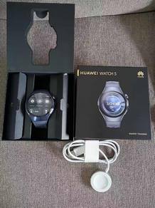 Huawei Watch 5 with smartcharger (4 mts old)