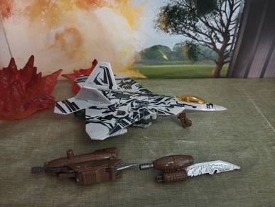 Transformers DOTM Deluxe Class Starscream 