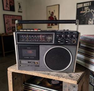 SANYO RADIO CASSETTE - (Zaman 1979)