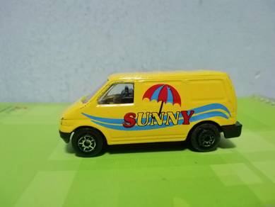 Vintage Maisto VW Caravelle Van