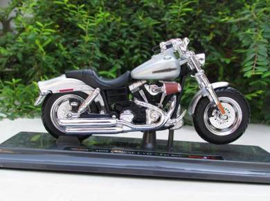 Maisto 1-18 Harley Davidson 2009 CVO Fat Bob Silve