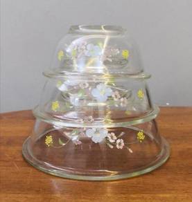 Pyrex Iwaki mixing bowl 3