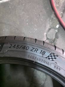 TTH 245 40 18 Michelin PS4s