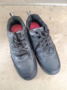 kasut hitam B first