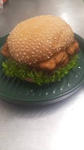 crispy chicken burger with garlic lemon sauce 