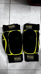 Floorball kneepad and gloves