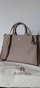 Handbag lightly used
