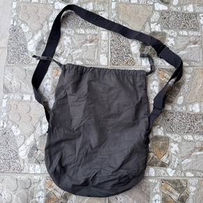 Uniqlo U drawstring nylon shoulder bag