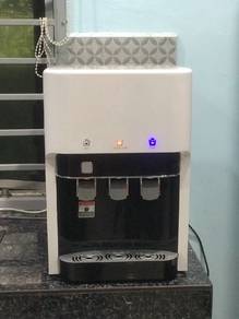 Tukar filter dan service water dispenser