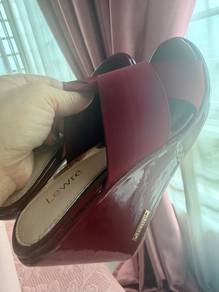 LEWRE Slip On Heels in Maroon