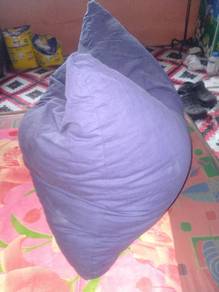 bantal kelabu dan biru
