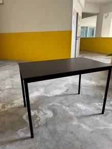Meja makan