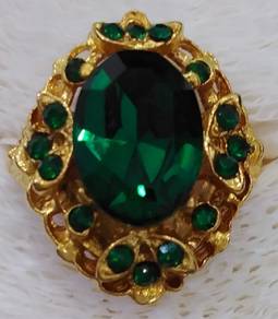 Vintage Ring with green stones