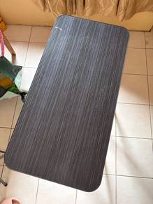 Folding table