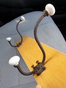 (B533) Vintage Cloth Holder/Hanger (6)