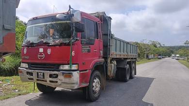 Dua buah lori untuk jual