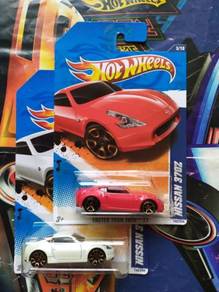 Hot Wheels Nissan 370Z Red Set