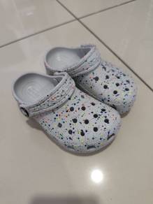 Crocs classic glow paint