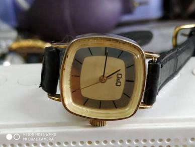 Vintage Q and Q lady manual wind watch
