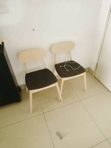 4 pcs of wooden chairs