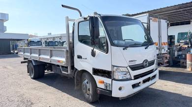 HINO XZU720R - Stainless Steel Cargo 17ft - 2017