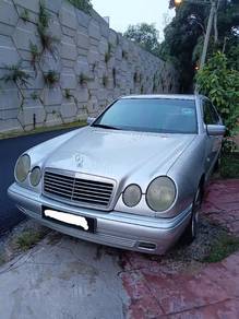 Mercedes Benz 230 in Dungun, TRG