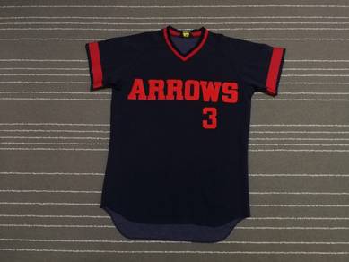 Vintage V neck Arrows 3 X REWARD M