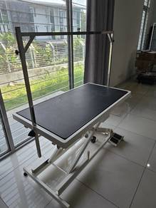 Grooming table