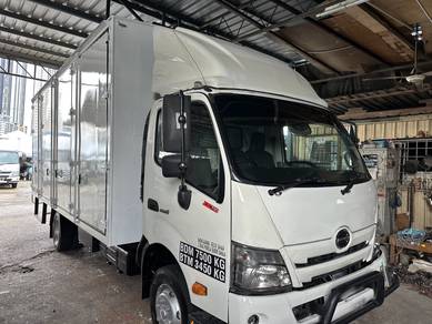 HINO XZU730R 18Feet 3Ton BOX 2022 10 DOORS