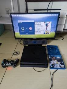 PlayStation 4 slim
500gb
1 joystick
2 cd game
Moni