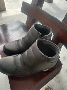 Kasut boot kulit lawa