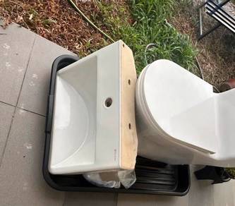 WTS Toilet, Sinki, Pintu dengan Frame Tingkap
