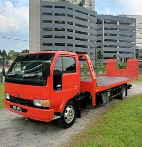 car carrier nissan ud T5