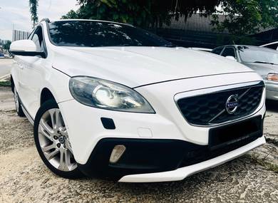 Volvo V40 CROSS COUNTRY T5 in Old Klang Road, KUL