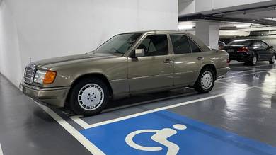 Mercedes Benz 260E in Cheras, KUL