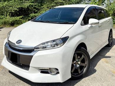 Toyota Wish S in KLCC, KUL