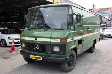 Mercedes Benz 240D in Petaling Jaya, SGR
