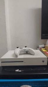 xbox one s with series s controller