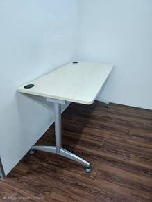 2 Meja Pejabat + 2 Kabinet Laci Beroda