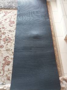 black yoga mat