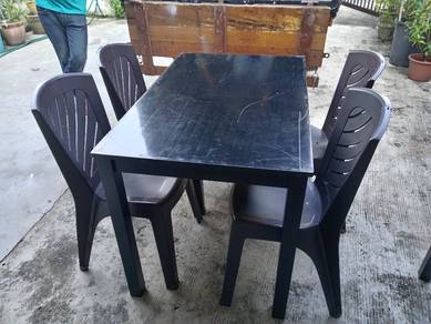 Wooden Table wt 4 Plastic Chair TC610
