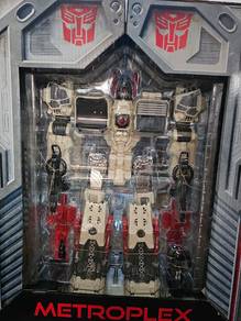 Transformers Generations Titan Class Metroplex