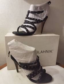 Authentic Manolo Blahnik Studded Sandals❤️