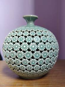 青瓷镂空立体菊花纹花瓶 vase