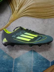 Kasut bola Adidas 