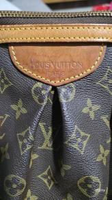 Classic Louis Vuitton Speedy bag