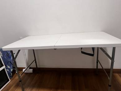 Selling a table and chair
