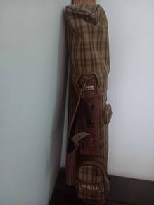 Golf sticks in a McGill bag