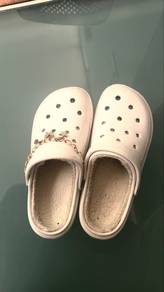 white crocs with comfy fur
