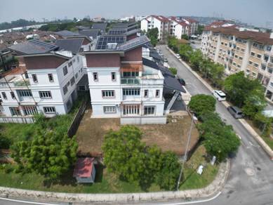 Semi-Detached House For Sale in Shah Alam,SGR